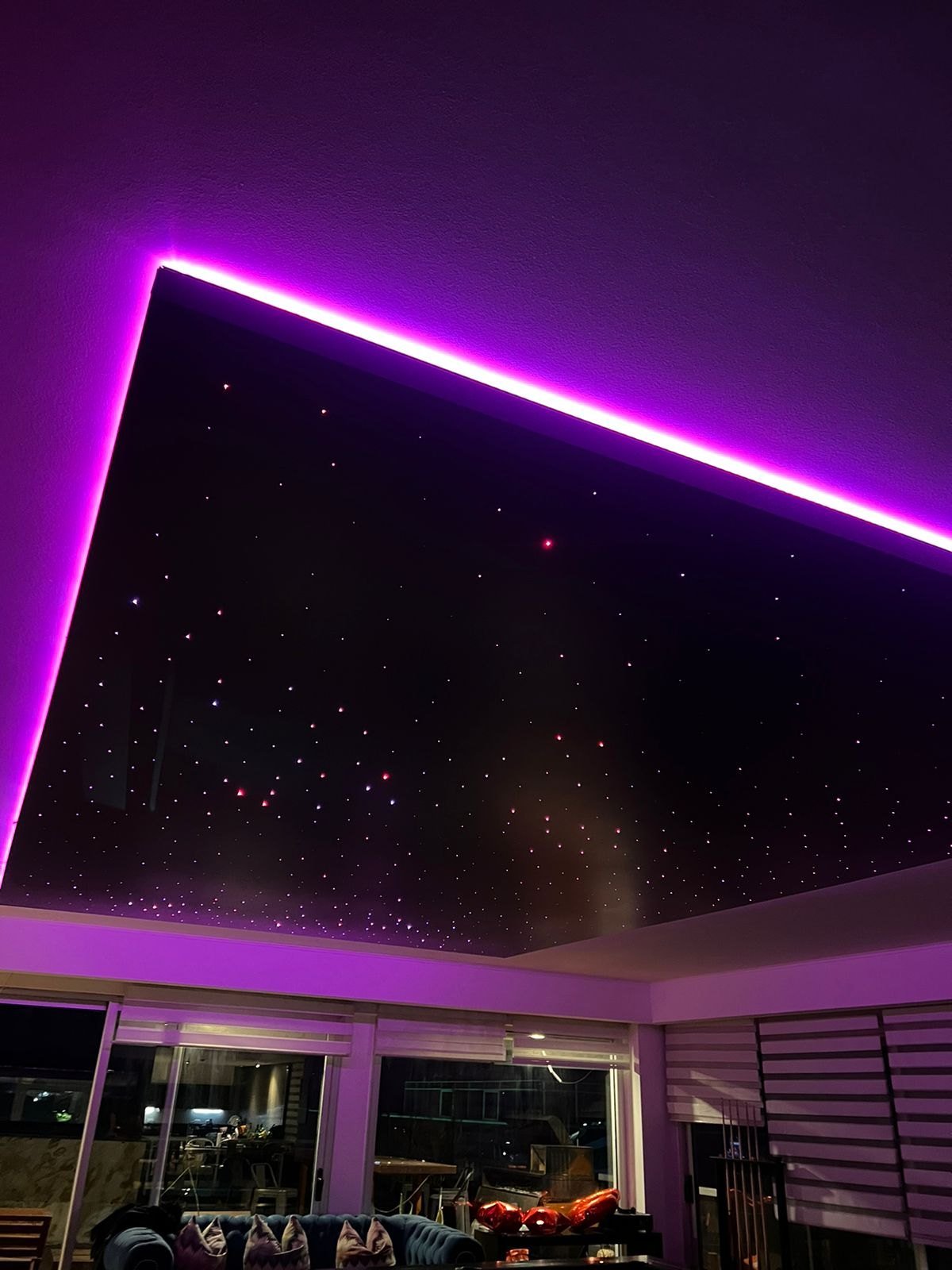 Cielorraso estrellado negro con iluminación perimetral violeta
