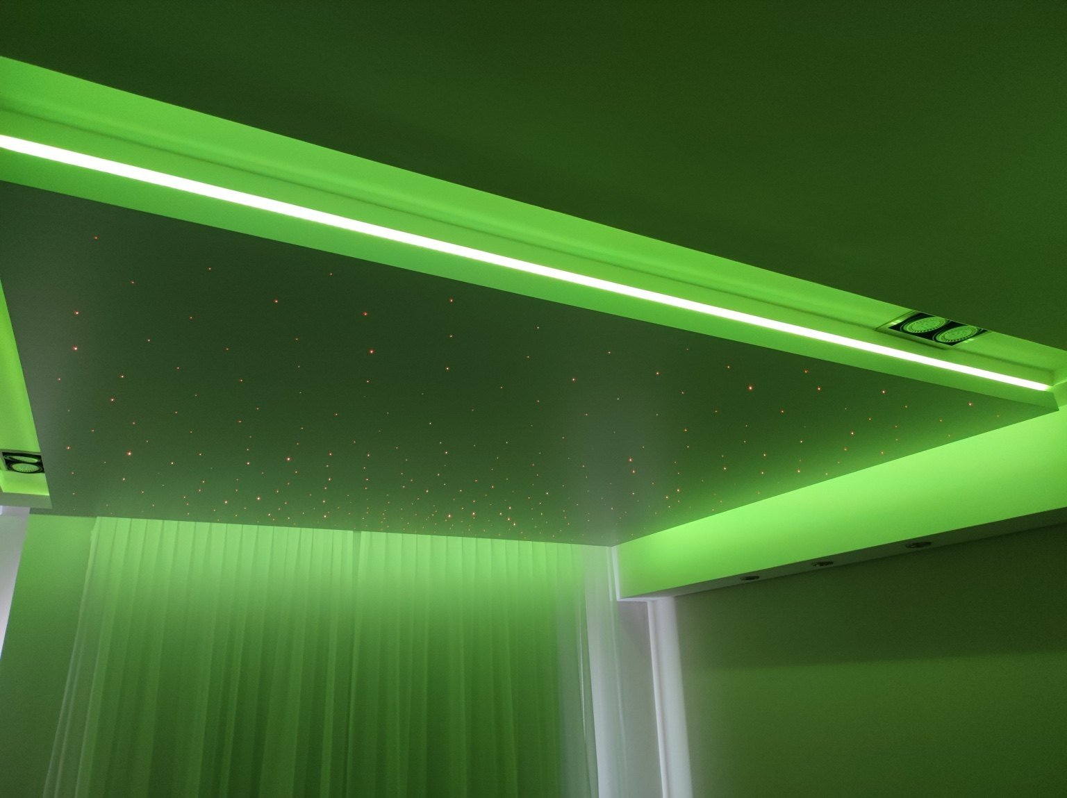 Cielorraso estrellado con iluminación LED verde