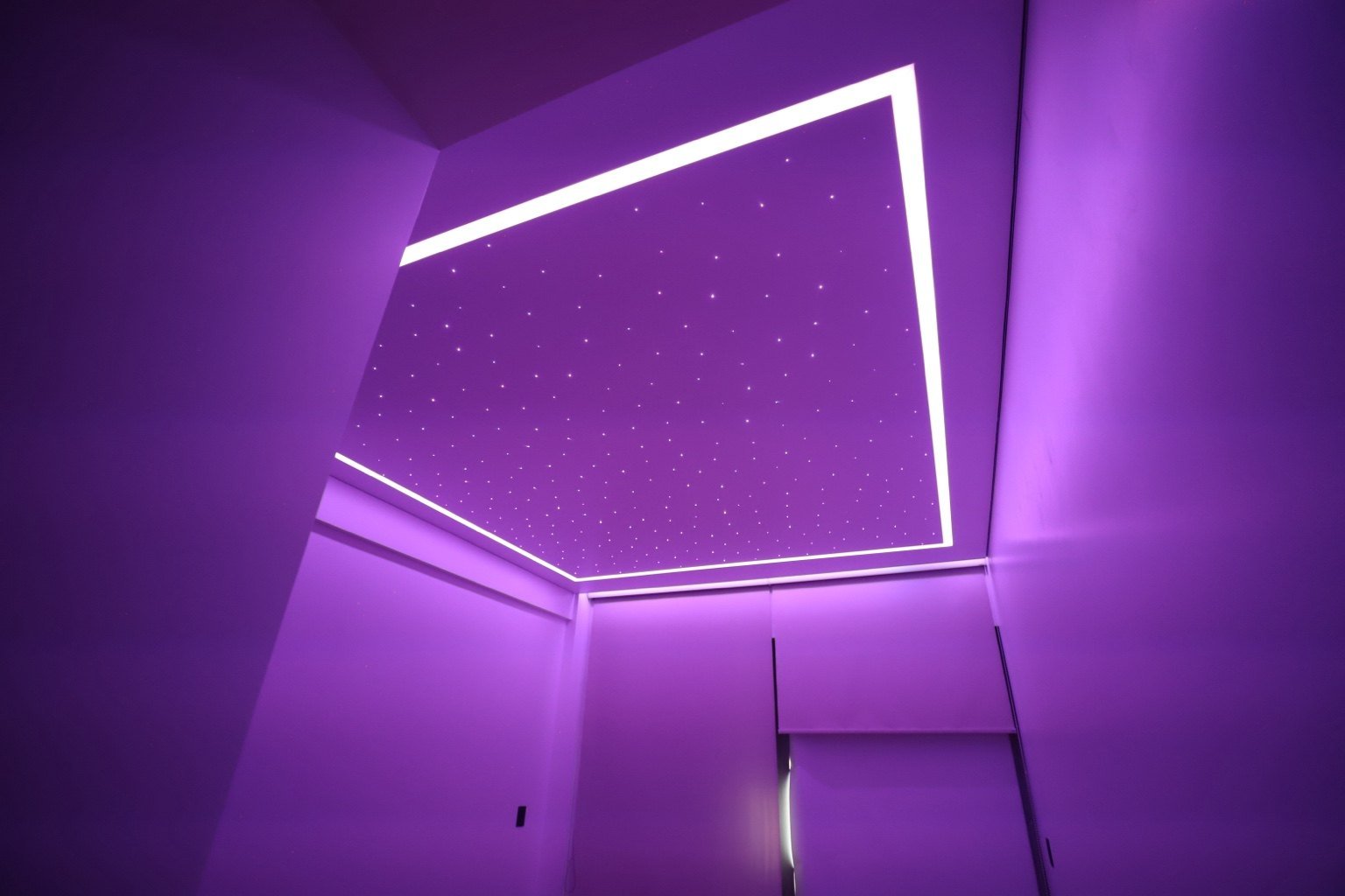 Cielorraso estrellado con recuadro LED violeta