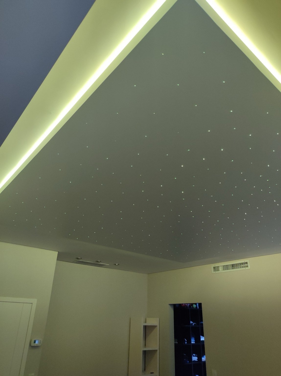 Cielorraso tensado estrellado combinado con líneas LED blancas