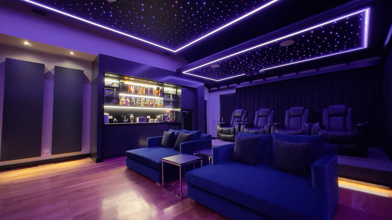 Cielorraso tensado estrellado instalado por Luminova Deco en living premium