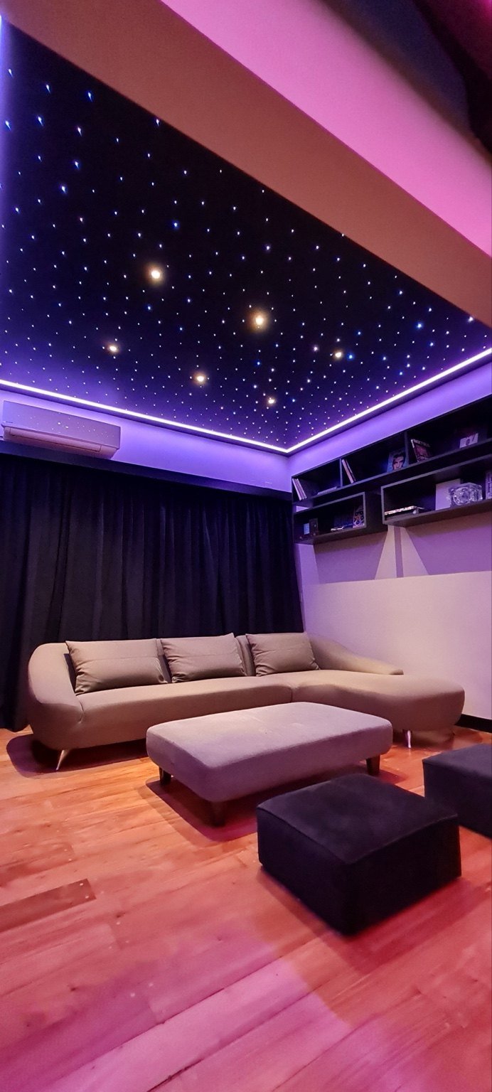Cielorraso estrellado en living con iluminación violeta