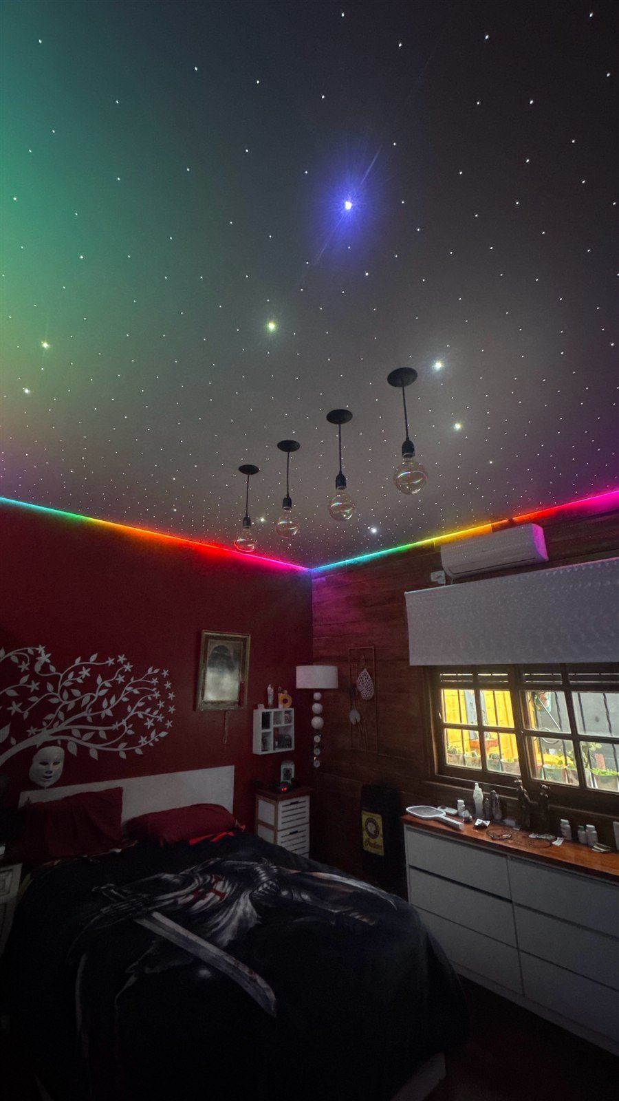 Cielorraso estrellado con iluminación píxel perimetral en dormitorio