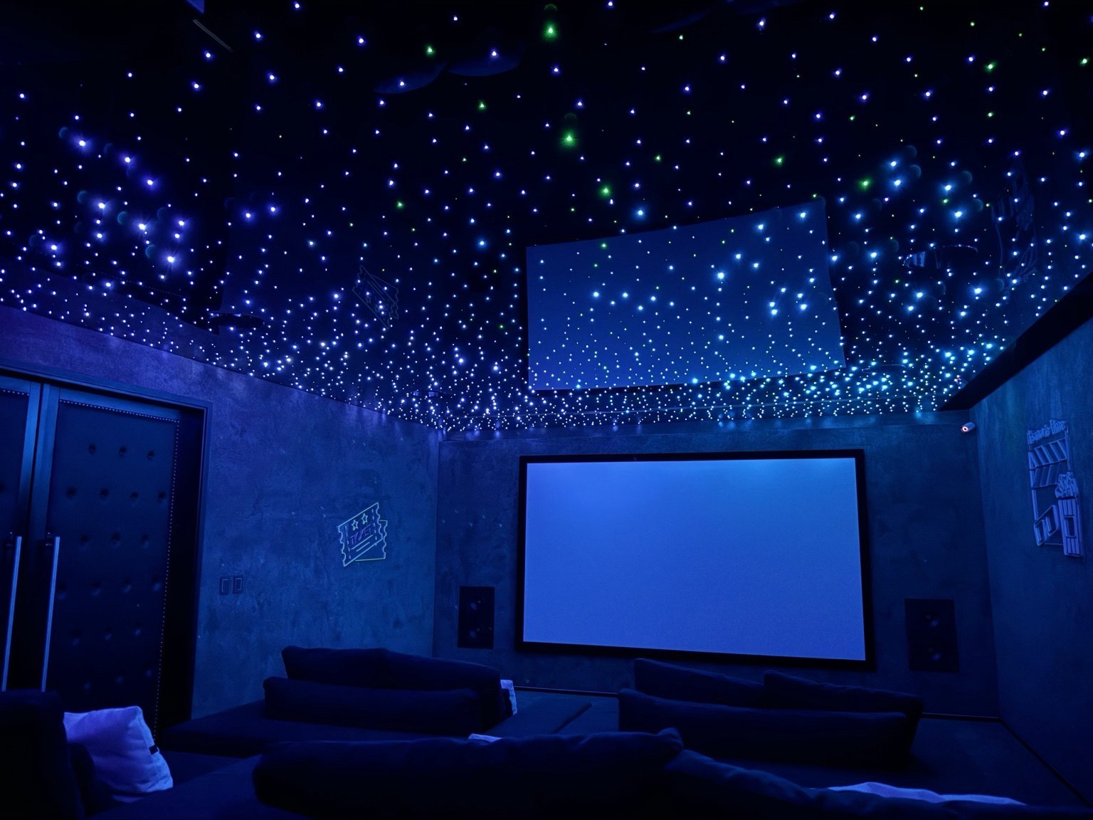 Cielorraso tensado estrellado en sala de cine privada