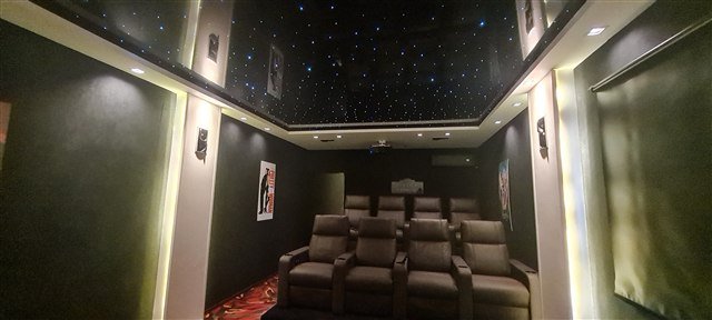 Cielorraso estrellado negro brillante en sala de cine