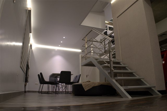 Cielorraso blanco mate con LED perimetral cálido