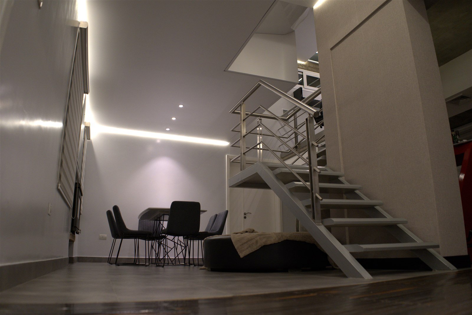 Cielorraso blanco mate con LED perimetral cálido en living con escalera