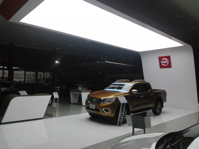 Cielorraso translúcido en concesionaria Nissan
