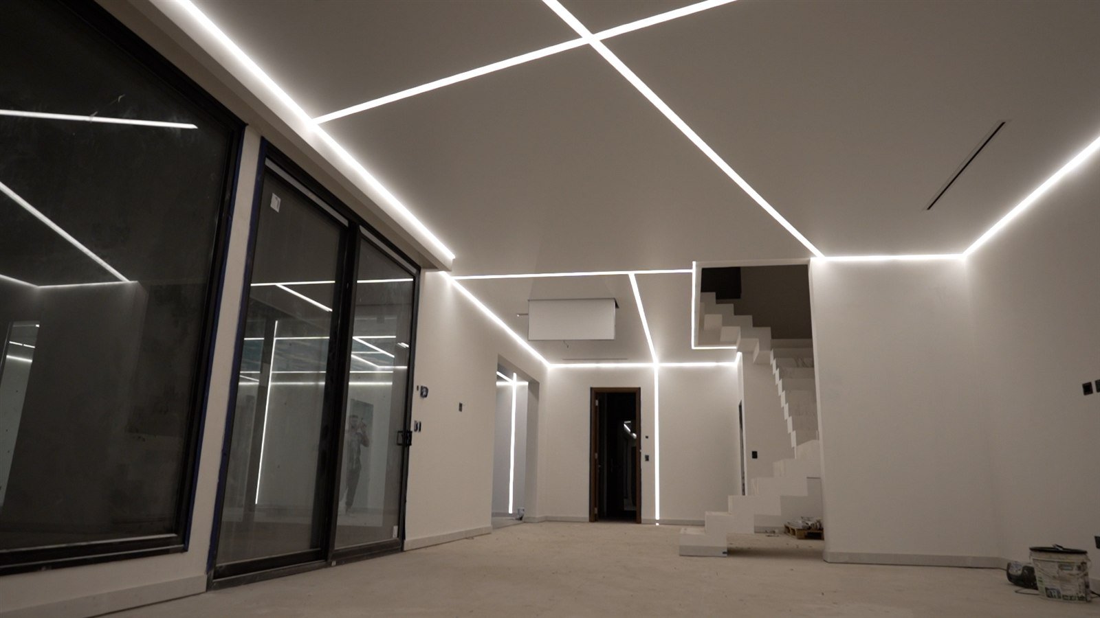 Cielorraso blanco mate con líneas de luz cruzadas y LED perimetral