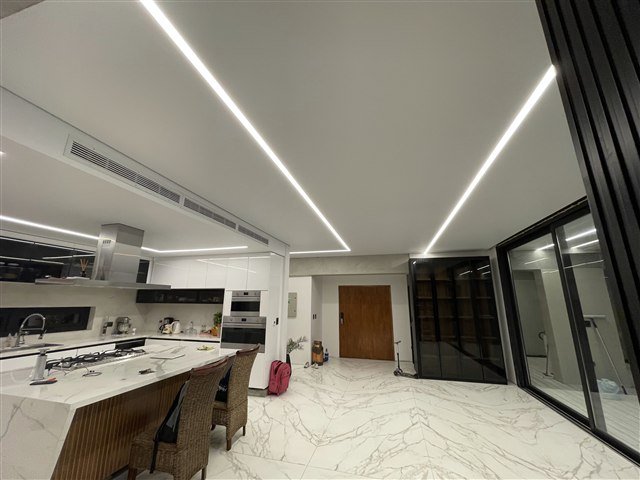 Cielorraso blanco mate con líneas de luz en cocina