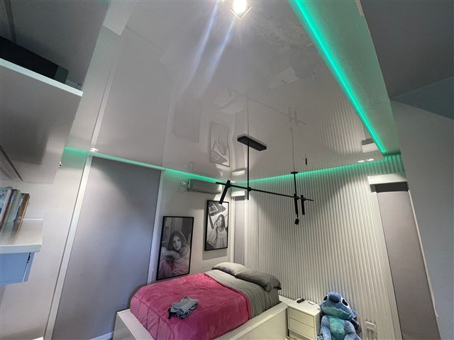 Estructura blanco brillante con iluminación RGB perimetral