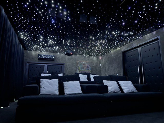 Cielorraso estrellado negro brillante en cine privado