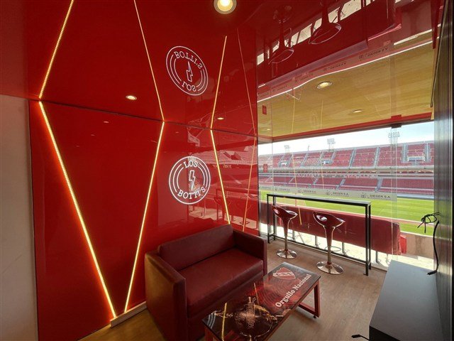 Techo y paredes en rojo brillante en palco de Independiente