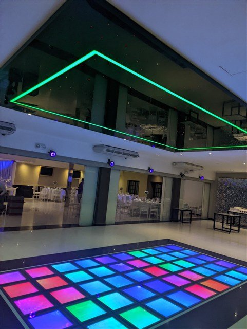 Estructura estrellada negro brillante con recuadro LED RGB
