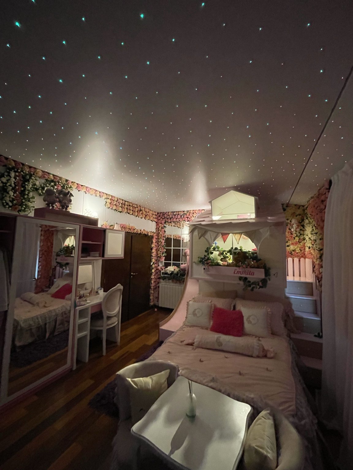 Cielorraso tensado estrellado instalado por Luminova Deco en habitación infantil