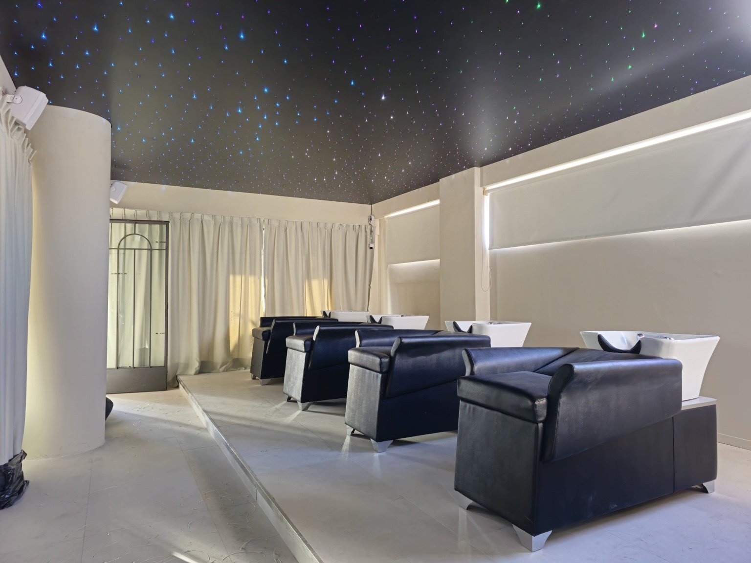 Cielorraso tensado estrellado instalado por Luminova Deco en salón comercial