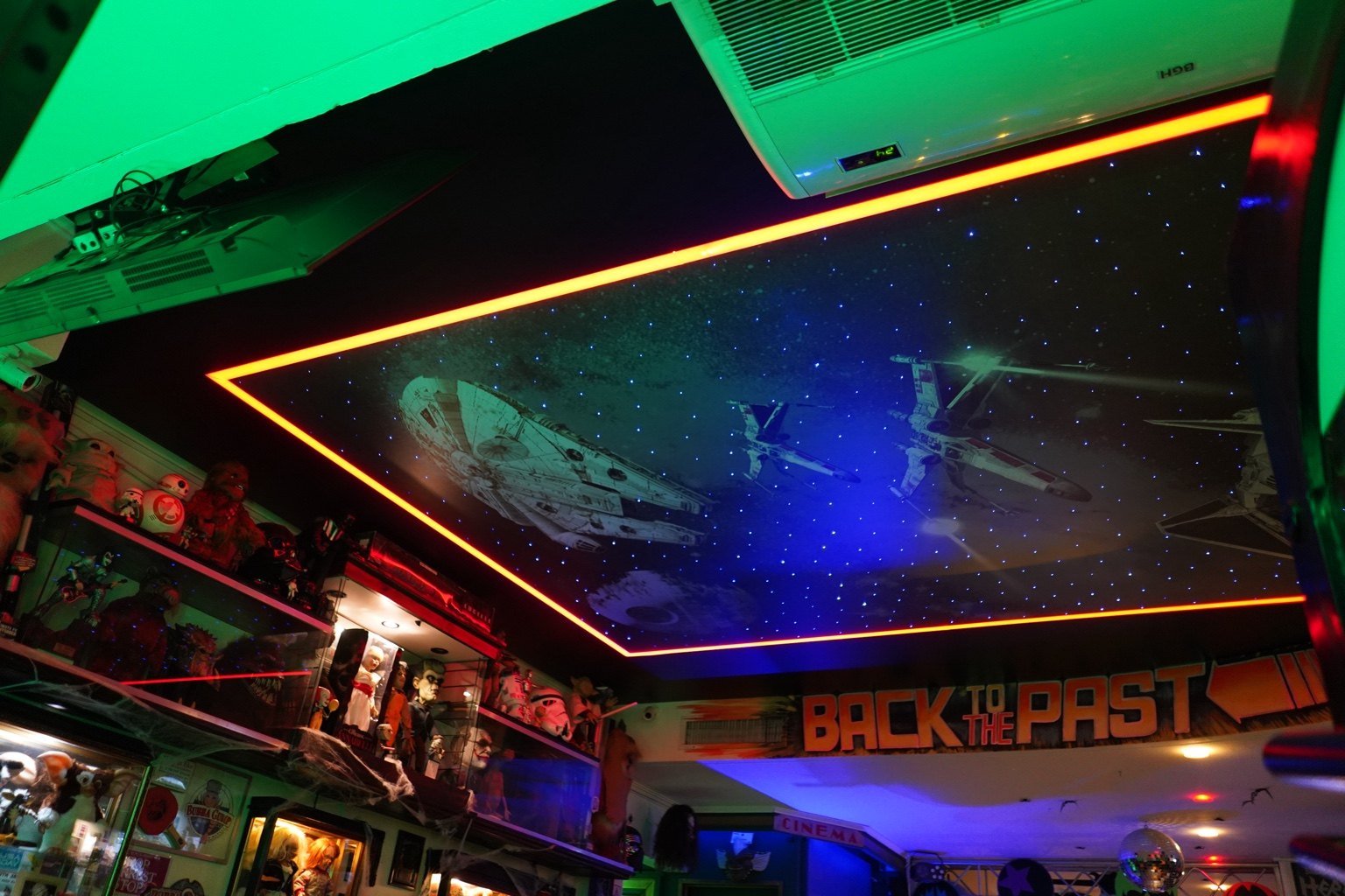 Cielorraso tensado estrellado temático Star Wars instalado por Luminova Deco