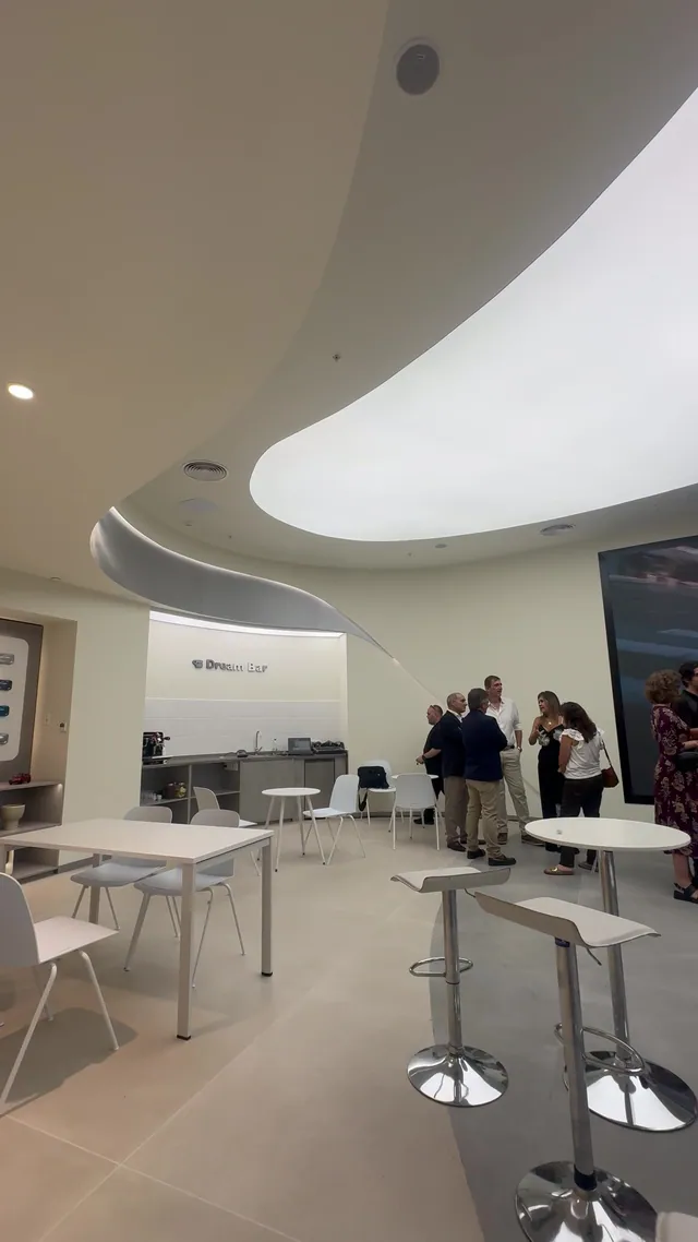 Cielorraso transl&uacute;cido curvo en el sal&oacute;n de BYD