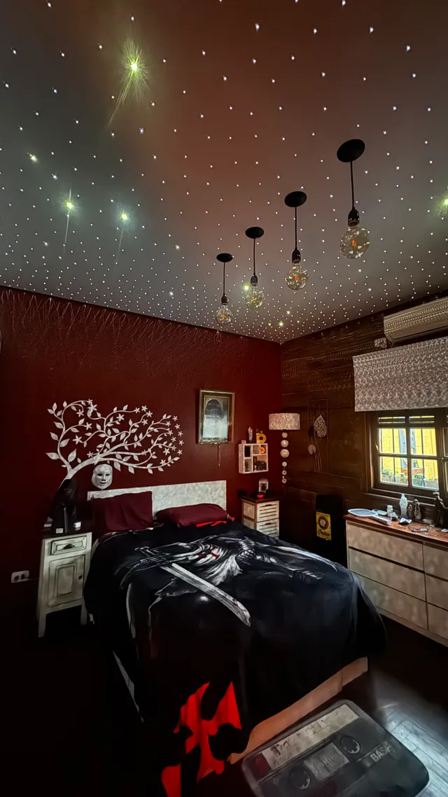 Cielorraso estrellado terminado con puntos blancos y reflejos sobre el ambiente