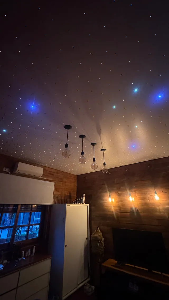 Vista del techo estrellado terminado hacia la pared del televisor